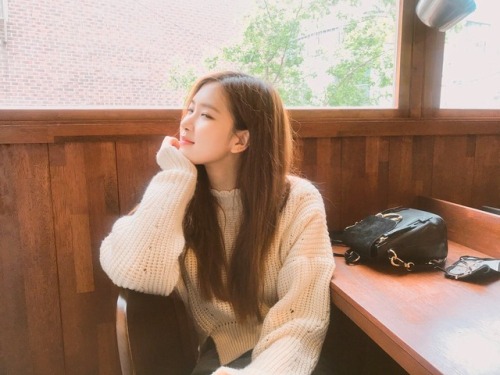 blackpinkofficial:[IG] 180621 roses_are_rosie: 빨간머리 염색하기 전 사진❣️#오늘두좋은하루블링크