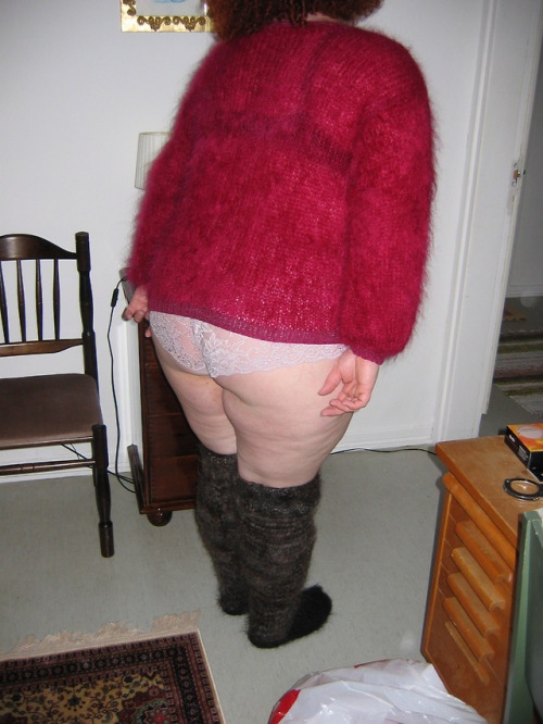 sweaterarchives:So sexy love to play 