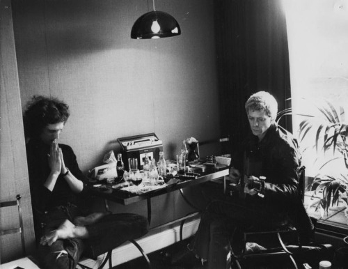 everythingloureed: Spring 1974 a the Blakes Hotel.  Lou is strumming for Mick Rock.