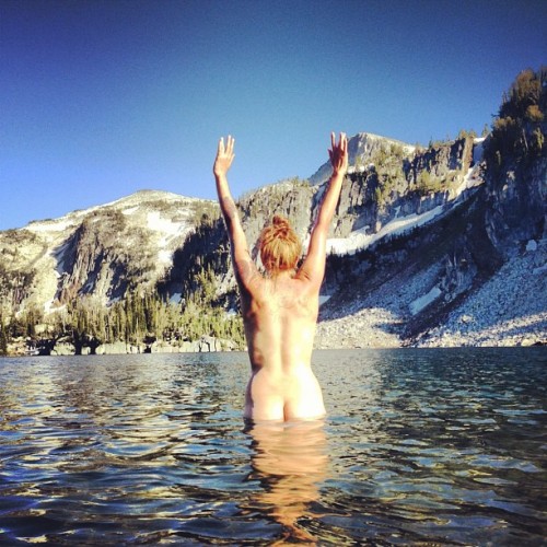 naturalswimmingspirit: Take that, eagle cap! #nakedness #wallowas #wilderness #mirrorlake #lakes #hi