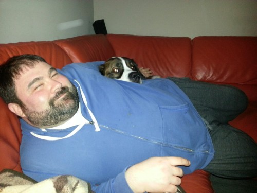 chubbyaddiction:  bakedchaser:  Snuggle buddies  Oh too cute, I wanna be the doggie…