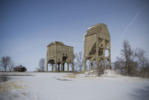 railwayhistorical:BehemothsHere we see two anachronistic structures, coaling towers, located along t