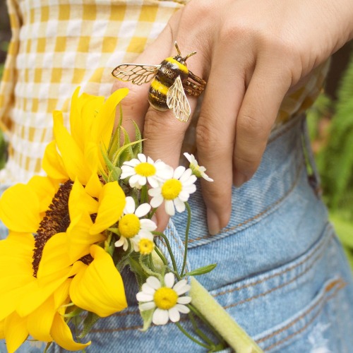 dsknsk:sosoullight:sosuperawesome: Bumble Bee and Honey Bee JewelryGood After Nine on Etsy Chonky b