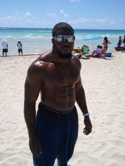 charlibal:  At the beach SWOLE, waiting for