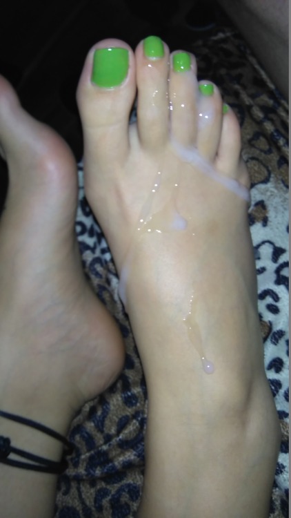 fabcumonfeetcumonfeetfeeling: Sexy cummy feet fabcumonfeetcumonfeetfeeling.tumblr.com