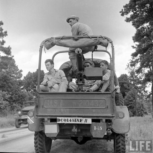 On maneuvers in Louisiana(Dmitri Kessel. 1941)