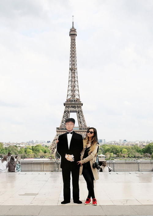 ryanpanos:  Girl Travels Europe with Cardboard Cutout of Late Father | Via Jinna Yang, a 25-year-old Chinese girl born in Norfolk, Virginia, U.S.A., went on a trek through Europe carrying a cardboard cutout of her father, who died from cancer two years