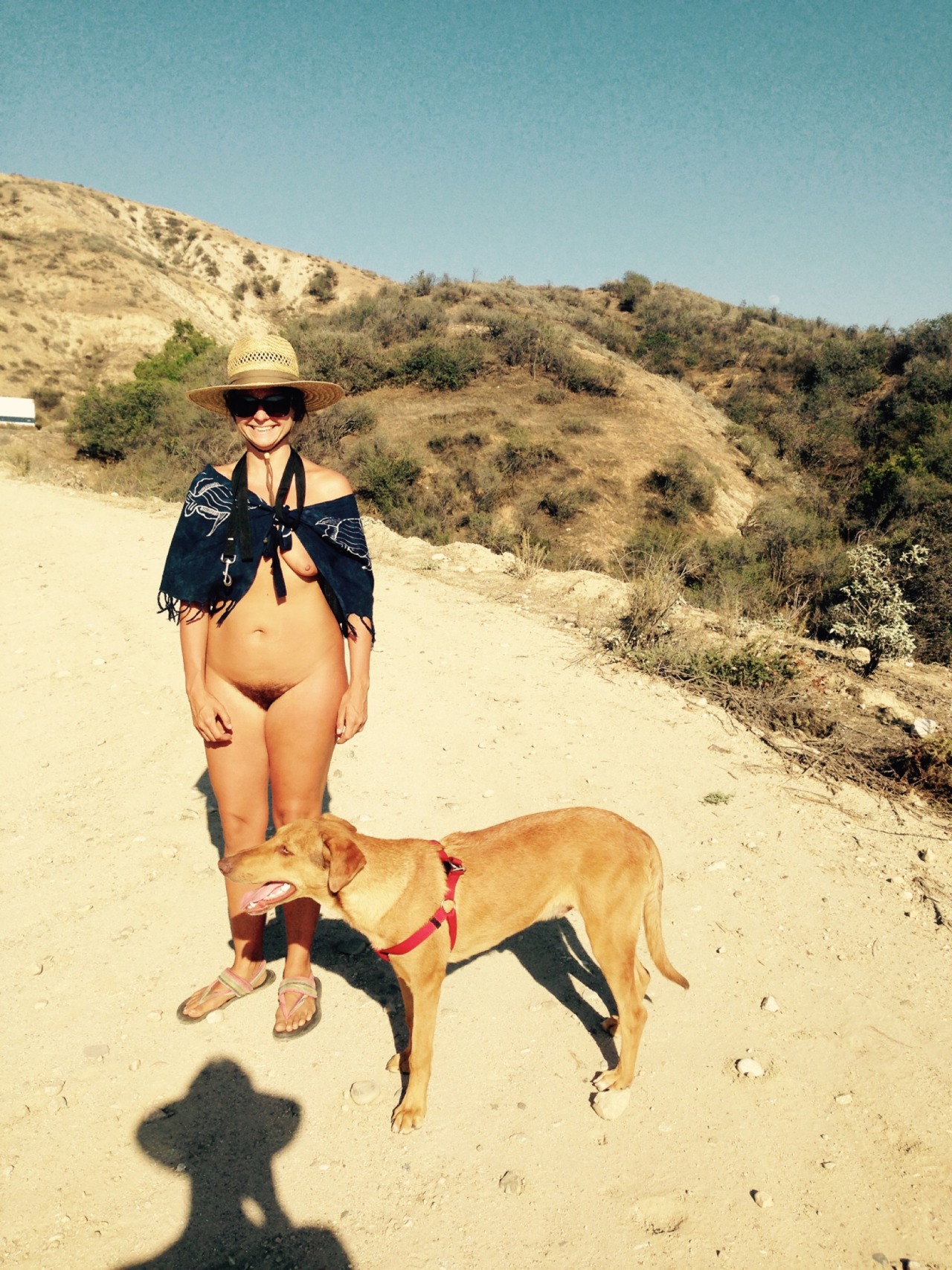 saralovessunflowers: Walking dogs in the nude ! :)  Pelo d’Autore n° 4033Che voglia