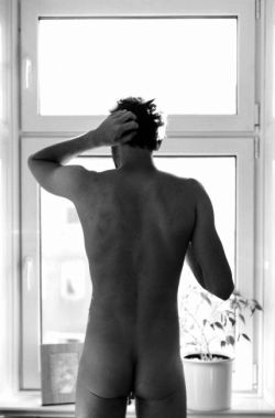 labanackt:  And this is his back at the window at home.//her