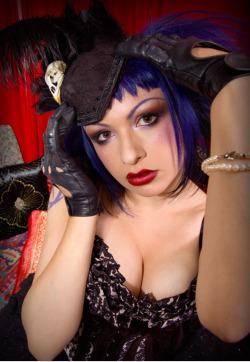 iwanttomarryanaltmodel:  This is Zoetica Ebb. She’s from Portola Valley, California and she has lovely blue hair. She also has a Model Mayhem and a website. 