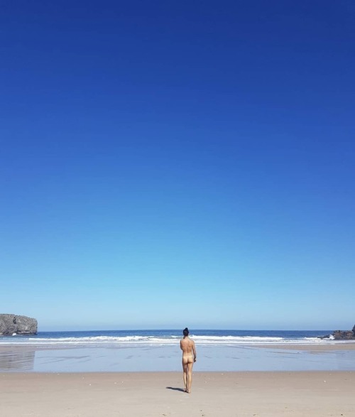 We&rsquo;re happy to welcome @kellynicoletravel back to our page, here as she visits Playa de Torimb