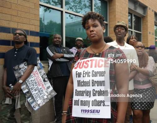 ebonyrise:  When I look at pictures of black women on the front lines, rallying, fighting on the front lines of all these protests (both past and present) on behalf of their “sons”, I notice a STARK difference between the BLACK SINGLE MOTHERS taking