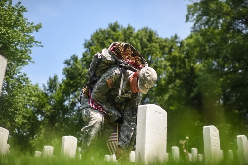 politico: Soldiers place 230,000 US flags at Arlington Cemetery ARLINGTON, Va. (AP) — Soldiers are p