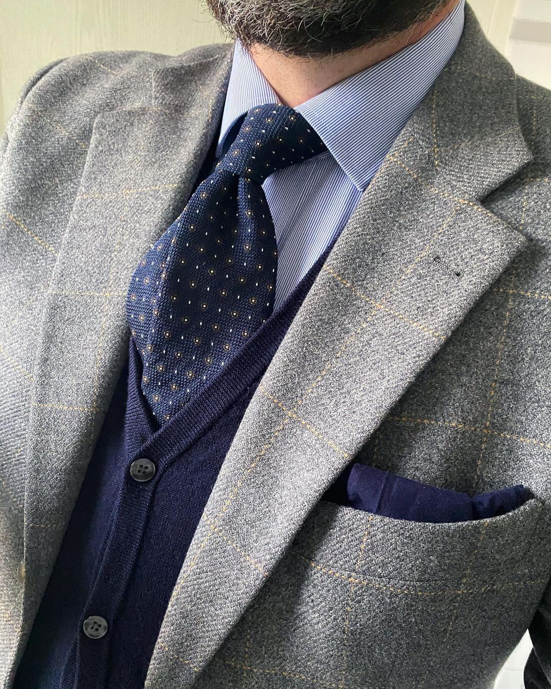 Monday blues…
—
Kicking off a new week - l really hope you all had a lovely weekend my dears? Today l went for some grey and blue - flannel, wool, Grenadine… simple as That. Wishing you all a fab day and a good start into a hopefully tremendous...