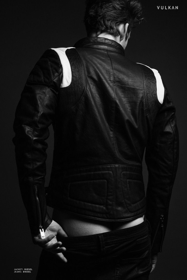 amazingmalenudity:  Dustin McNeer 