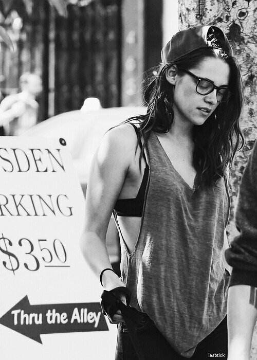 lesbtick:  lesbian b&amp;w blog