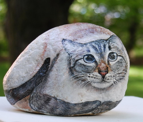 Elena Gromyko "Кото-камушки”(via tatiana-lv)Give me these painted stone cats now.  Especially t