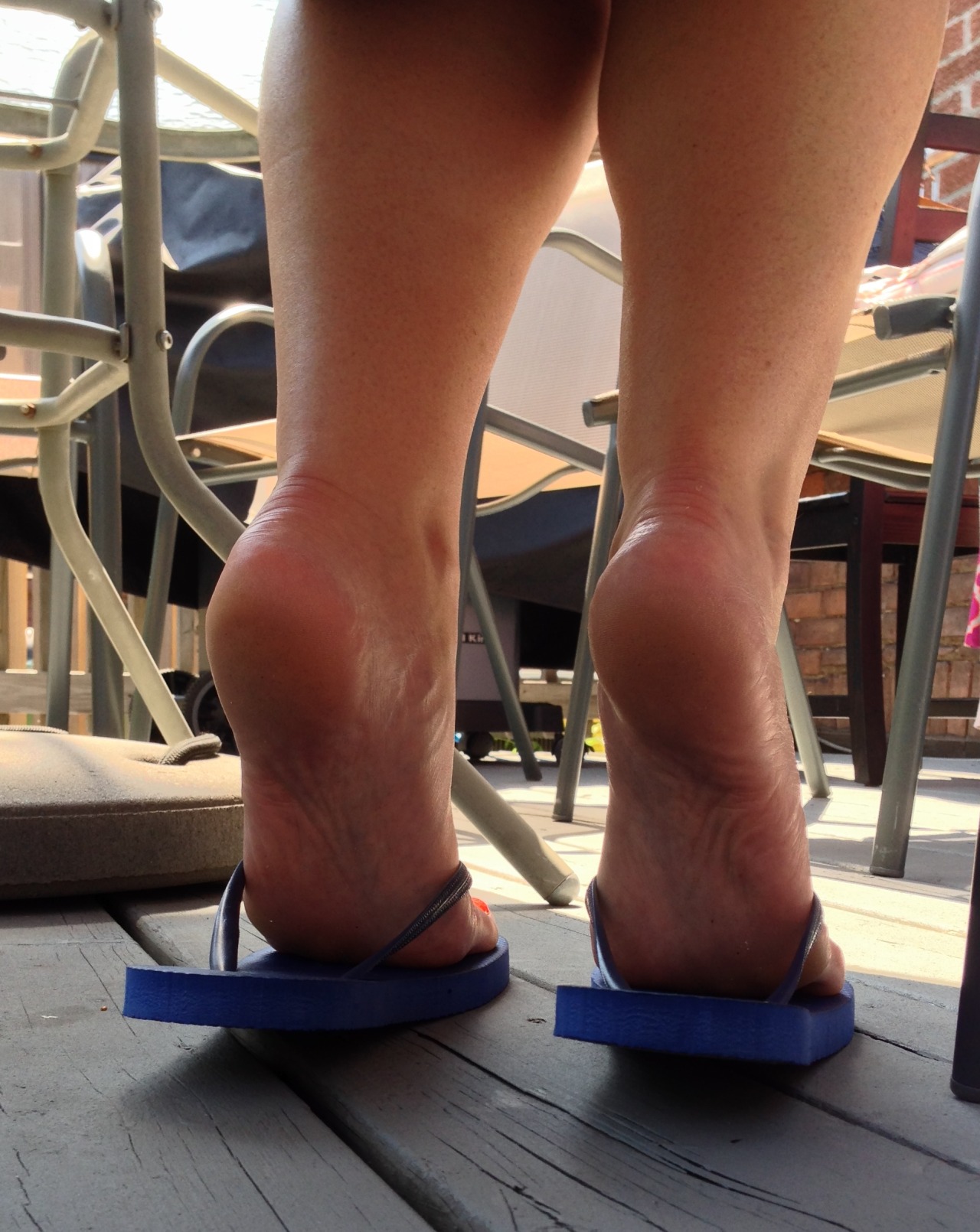 sammifeet:  Here are pics teasing James in the backyard. What a lovely day.