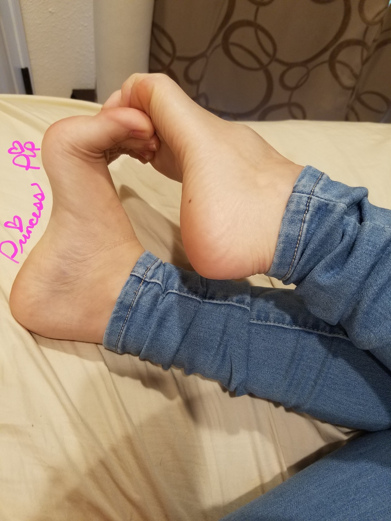 wvfootfetish:Gorgeous feet. 😍