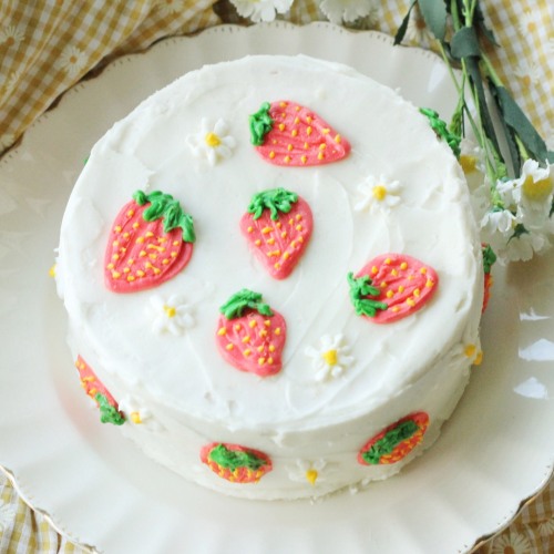 ash-elizabeth-art:Made this little strawberry cake last night! I was inspired by the absolutely ador