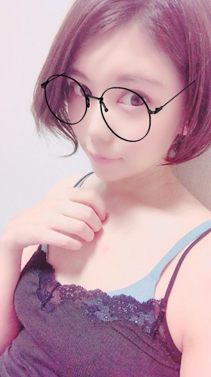 namichan2002: 代わる代わる射精されてるとはつゆ知らず顔。w