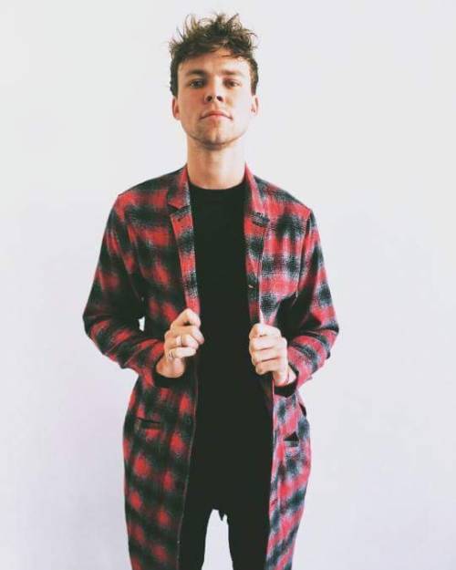 Ashton Irwin is so cute!