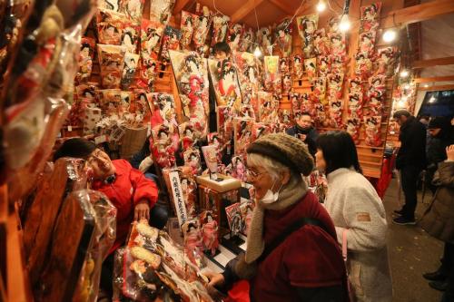 浅草寺で師走名物の「羽子板市」が開かれています。