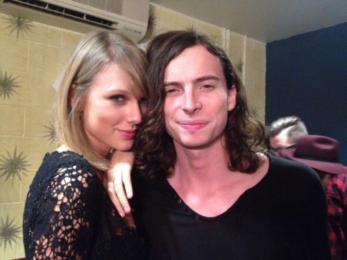 fallingforthe1975:  @JWaughSaxophone: Taylor Swift, you’re a wonderful lady. 