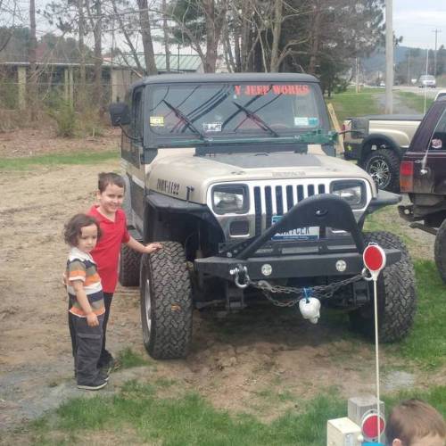 Hanging out at Cars and Coffee in Milford #jeep #jeepwrangler #carsandcoffee #milford #yjjeep (at Mi