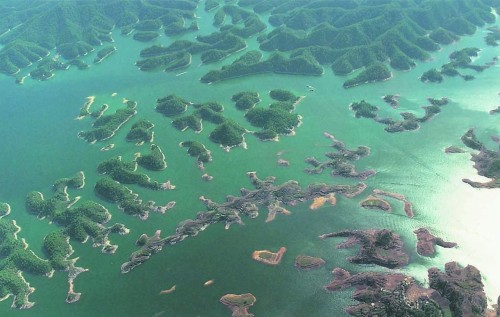 gropingyourmuse:  f-l-e-u-r-d-e-l-y-s:  Lost Underwater Lion City: Rediscovery of China’s ‘Atlantis’ Qiandao Lake is a man-made lake located in Chun’an County, China, where archeologists have discovered in 2001 ruins of an underwater city. The