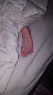 luvhertoes:  myprettywifesfeet:  my pretty wife’s sleepy soles  Mmmmmm
