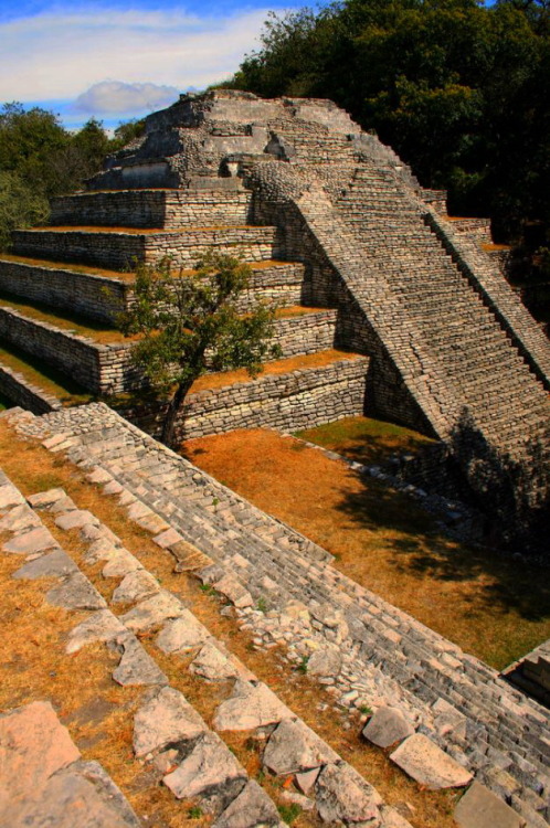 Tenam Puente mayan pyramids, Chiapas / Mexico (by David Curry).