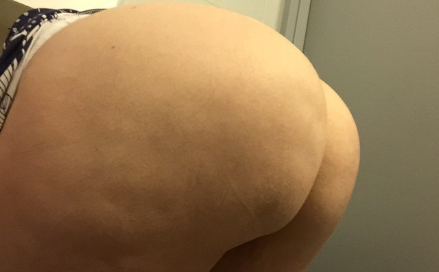 msjigglypuffs:  Pussy and ass pics taken in the bathroom at work. Wanna smack my