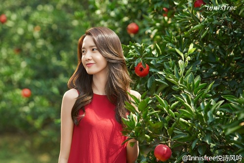 smileyanie: So prettyyyyyy Yoona - Innisfree Jeju Pomegranate Revitalizing Essence, credit Innisfree