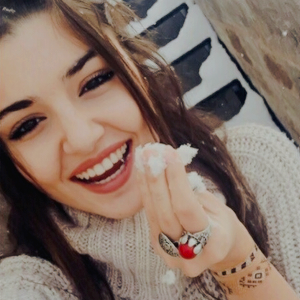 Hande Erçel icons.
Instagram