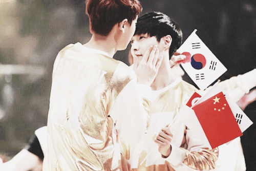 chxnyol:  chanyeol putting a heart on yixing’s face (after he licked it) xo  