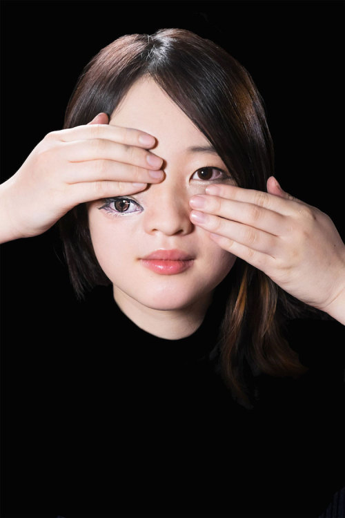 mymodernmet:Realistic Paintings on Skin Transform the Body into Mind-Bending Optical Illusions