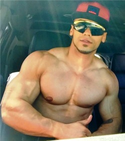 doyoulovemymen:  Even the ugliest sunglasses couldn’t harm those pecs. 