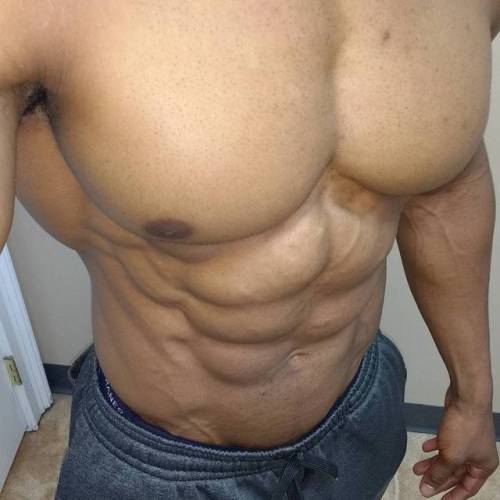 nicephysiques:  Roderick Ellison (@fitnessfanattyk)