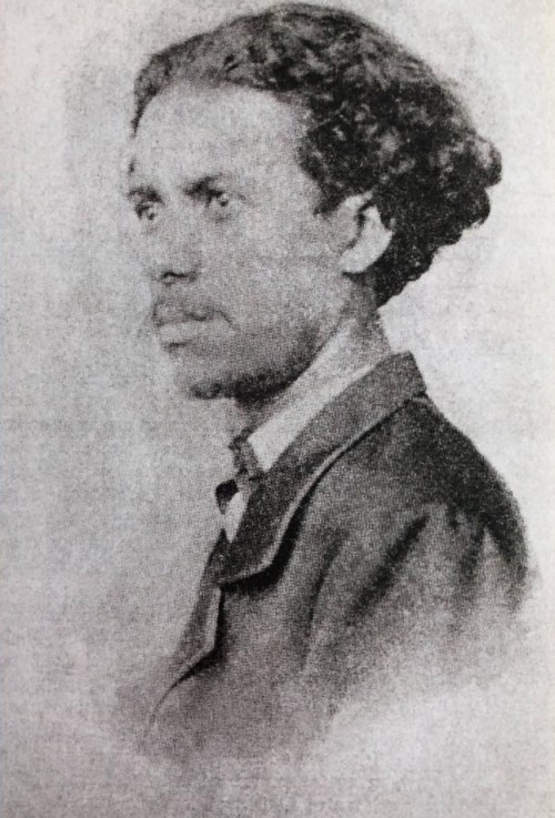 O jovem Machado de Assis. Os três retratos realizados na década de 1860 foram enviados pelo escritor ao amigo português António Moutinho de Sousa.
Fonte: A olhos vistos: uma iconografia de Machado de Assis, livro organizado por Hélio de Seixas...