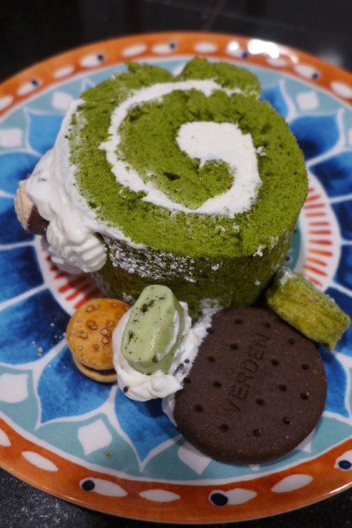 Made my husband a matcha roll cake for valentines day and gave it to him a little early. Yay baking!