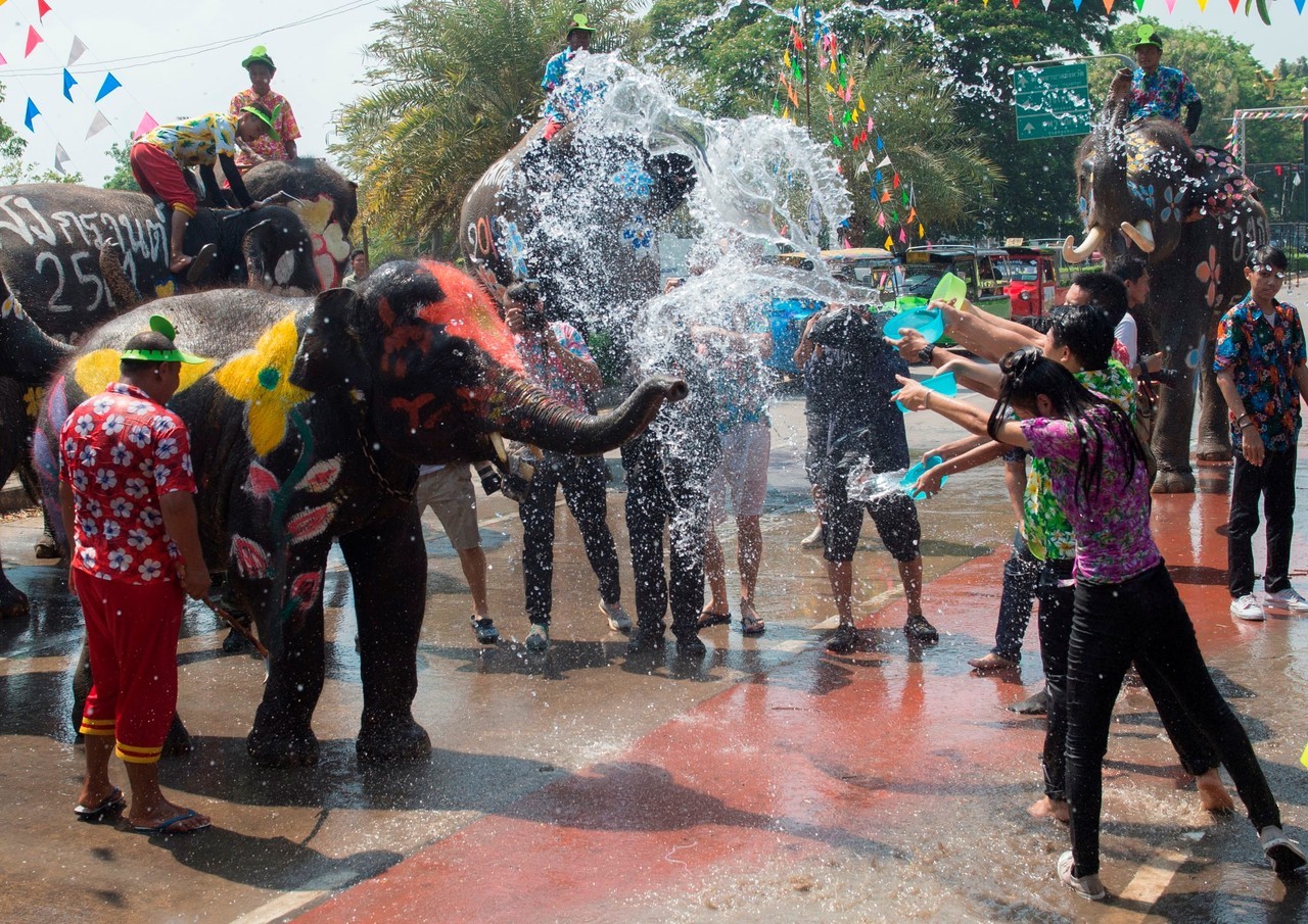 AÑO NUEVO TAILANDÉS. Elefantes y humanos se lanzan agua durante las celebraciones del Festival Songkran en Ayutthaya, Tailandia. Este Festival conmemora el Año Nuevo tailandés y dura tres días. (EFE / AFP)
MIRÁ TODA LA FOTOGALERÍA—>