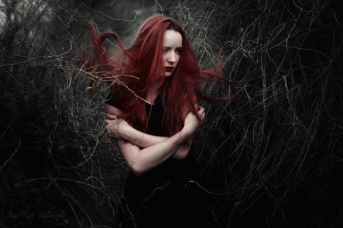 Dark embrace by Anaïs Popy Photographe 