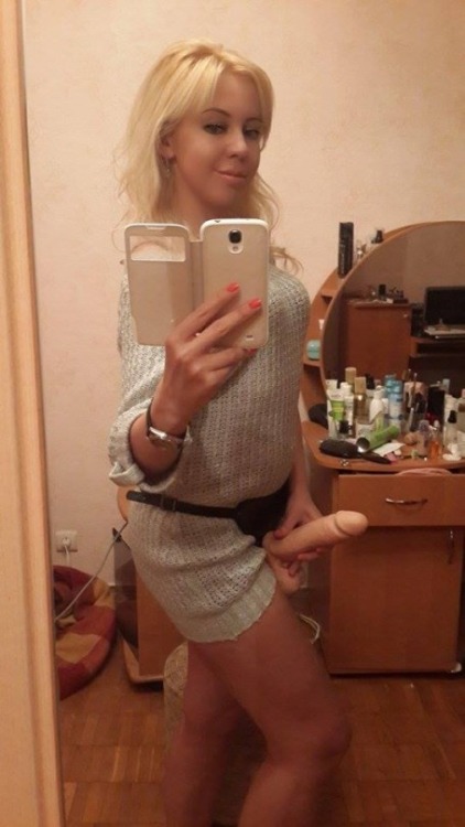 alternativemalepleasures: peggediaathong: I like her version of a selfie stick I&rsquo;m coming 