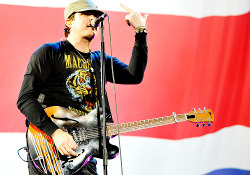 eatsleepblink-:  Blink 182 perform at Leeds