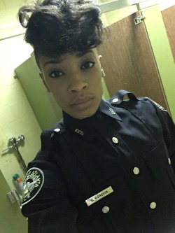 heartbroken-insomniac:  A black female officer