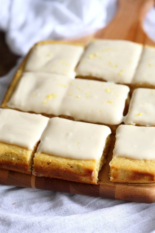 VEGAN LEMON CAKE WITH CREAM CHEESE FROSTING