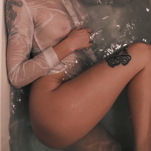 lineofcocaine:  Okay what about this one? Does anyone think it’s pretty tbh