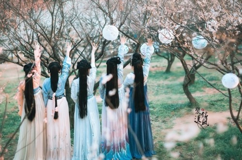 ziseviolet:Women in traditional Chinese hanfu.