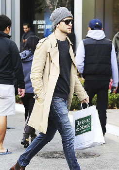 keeganallennews:  Keegan spotted shopping at Barnes and Noble in LA (12/12/14) 